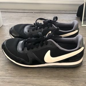 Nike Black Size 7 shoes in excellent condition